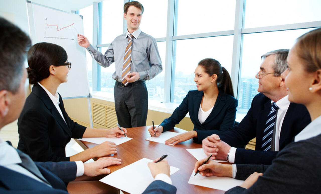 Leadership Advisory for Founders and CEOs Business leader addressing a boardroom, illustrating NKABC Confidante’s advisory for founders, CEOs, and investors.